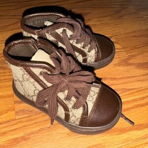 gucci shoes 
size 20 in gucci basically a size 6c